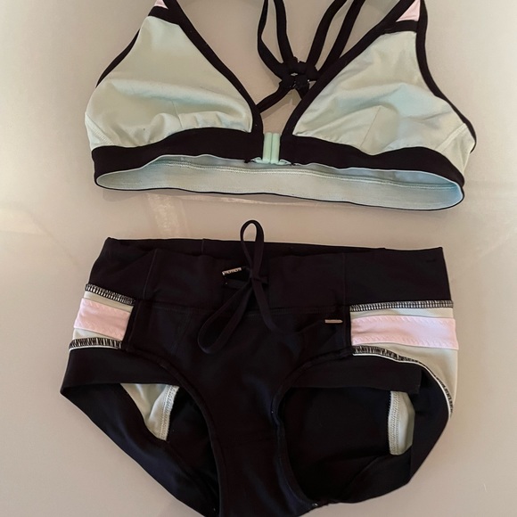 Lululemon Hot Yoga Outfit size 6 fits like a 4 - Picture 1 of 6